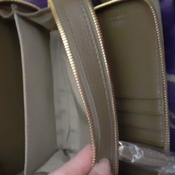 Fabulous double zip camo leather bag. Gold tone, feet adjustable strap NWOT - Picture 8 of 11